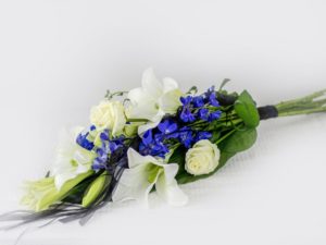 Käsileinakimp-valgete-siniste-lilledega
