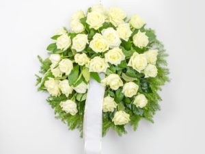 Matusepärg kuuseoksal valgete roosidega
