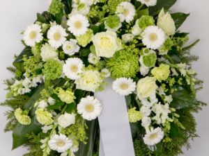 Matusepärg kuuseokstel suviste lilledega