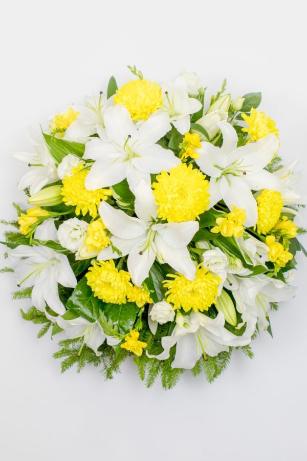 Matusepärg kuuseokstel valge kollasega