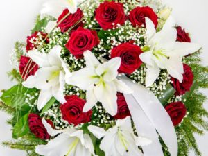 Matusepärg kuuseokstel valge liilia ja punase roosiga