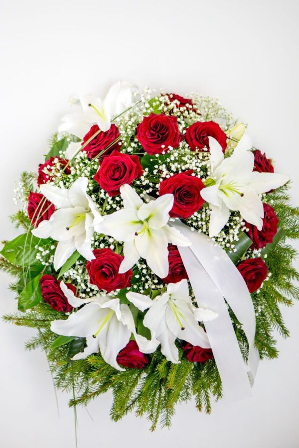 Matusepärg kuuseokstel valge liilia ja punase roosiga