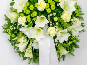 Matusepärg kuuseokstel valgete ja roheliste lilledega