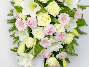 Leinakimp valgete ja roosade lilledega