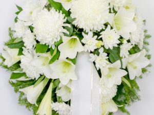 Matusepärg kuusokstel valgete lilledega