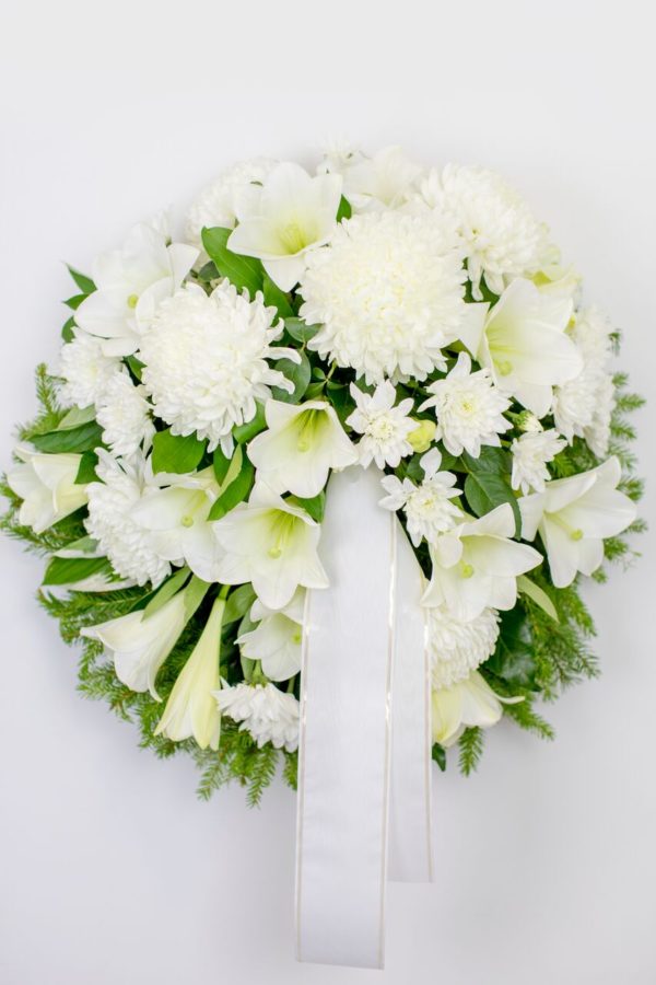 Matusepärg kuusokstel valgete lilledega