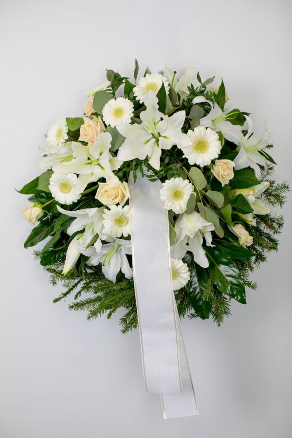 Matusepärg kuuseokstel valgete ja kreemide lilledega