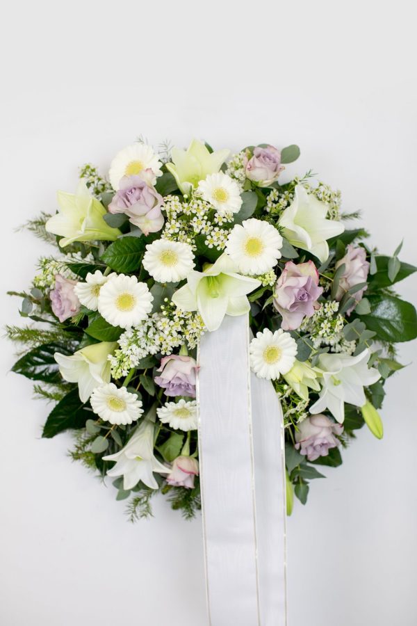 Matusepärg kuuseokstel valges ja vanaroosas toonis on ilus ja rahulik kombinatsioon lilledest. Kasutatud imeilusat vanaroosa-lillat roosi ning sobilikke valgeid lilli