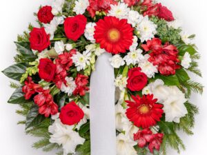 Matusepärg kuuseokstel punaste ja valgete lilledega- Leinalilled.ee