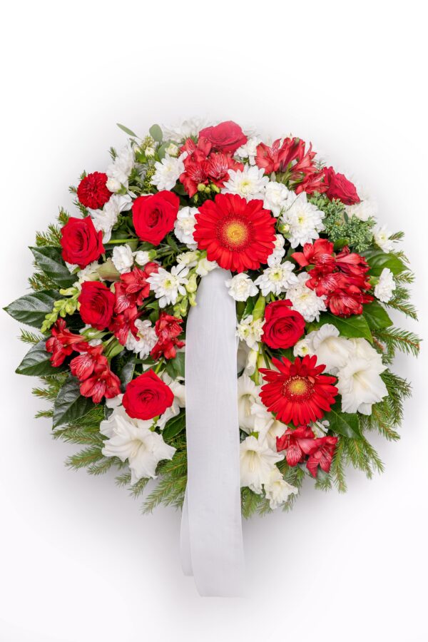 Matusepärg kuuseokstel punaste ja valgete lilledega- Leinalilled.ee