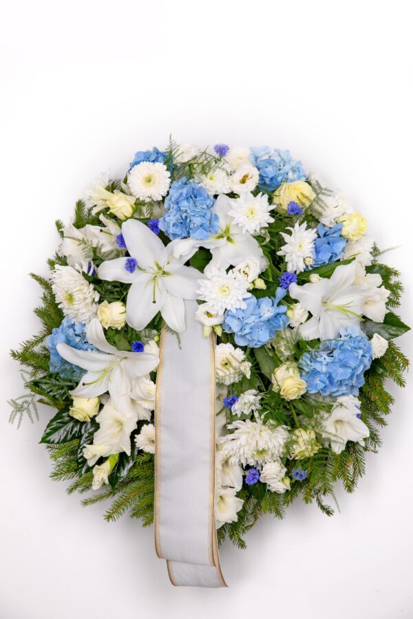 Valge ja helesinise lillega luksulik matusepärg- Leinalilled.ee